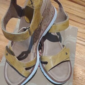 Sofft Yellow Sandals with Adjustable Straps and Comfort Design